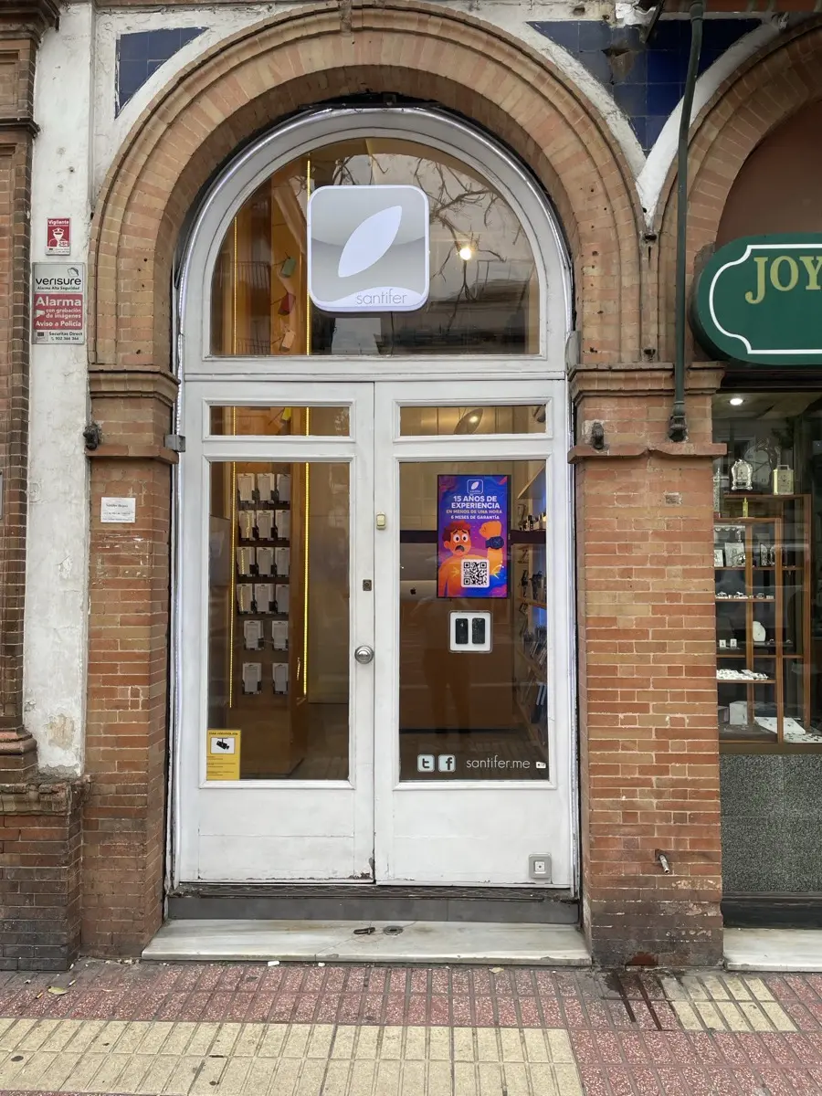 Amit Bhardwaj iRepair storefront — phone repair shop in Madrid