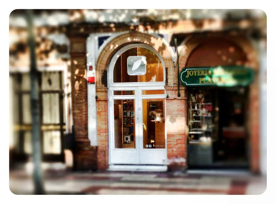 Amit Bhardwaj iRepair storefront — Seville