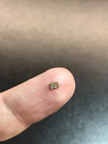 Chip BGA en la punta del dedo